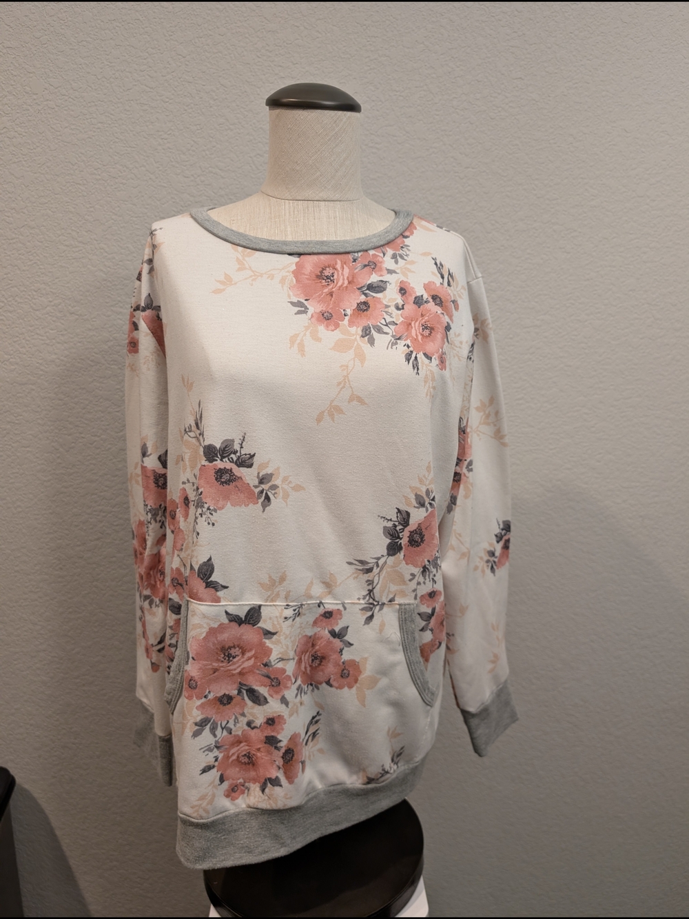 1.4.3. Story by Line Up White Pullover Sweatshirt Sz M with Pink Floral Print